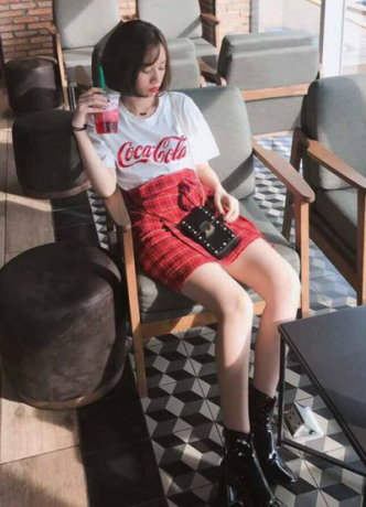 set áo coca cola và chân váy caro
