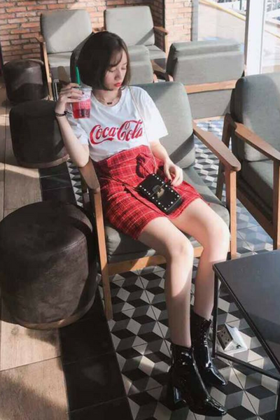 set áo coca cola và chân váy caro